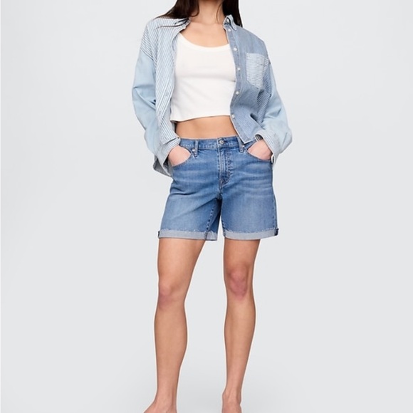 GAP Pants - NWT GAP 5” girlfriend short mid rise 29/8